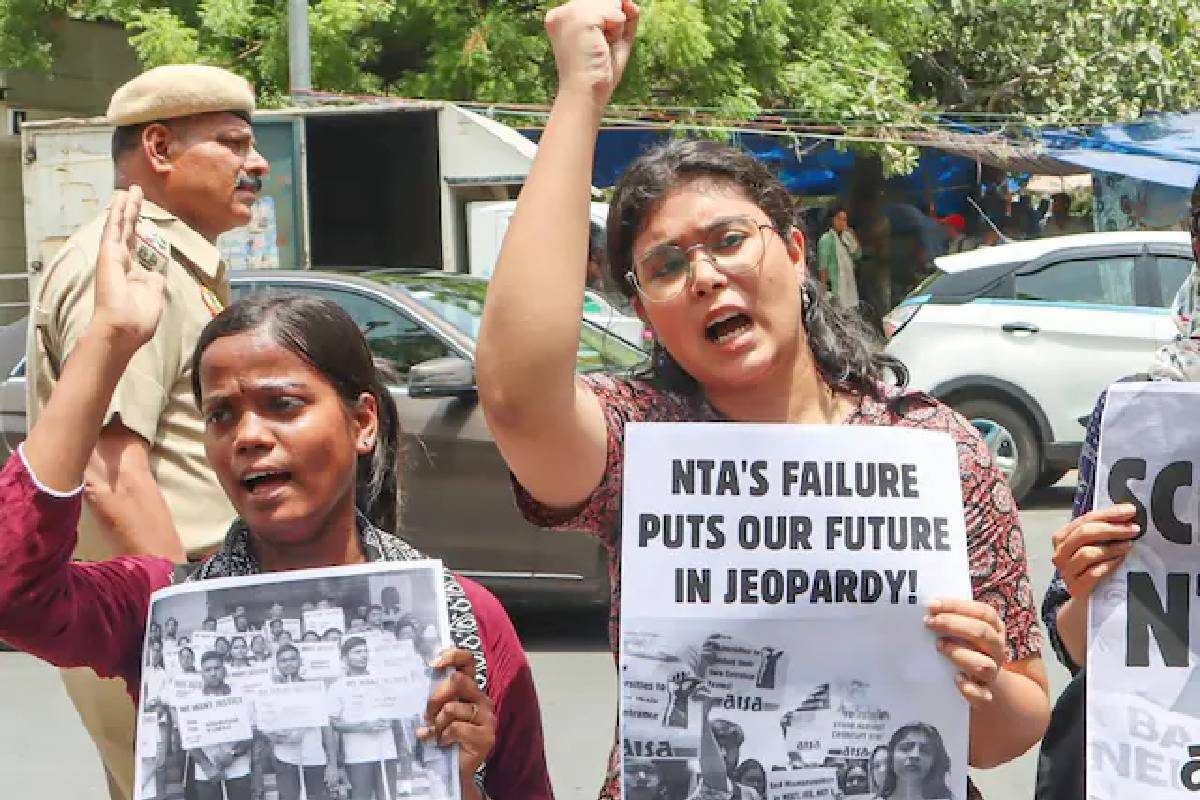 ‘একটা বিষয় পরিষ্কার, প্রশ্নফাঁস হয়েছিল,’ NEET মামলায় মন্তব্য প্রধান বিচারপতির ‘একটা বিষয় পরিষ্কার, প্রশ্নফাঁস হয়েছিল,’ NEET মামলায় মন্তব্য প্রধান বিচারপতির