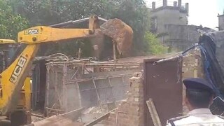 এবার বুলডোজার চলল স্টেশন চত্বরে, জমি দখল মুক্ত করল রেল এবার বুলডোজার চলল স্টেশন চত্বরে, জমি দখল মুক্ত করল রেল