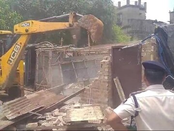 এবার বুলডোজার চলল স্টেশন চত্বরে, জমি দখল মুক্ত করল রেল
