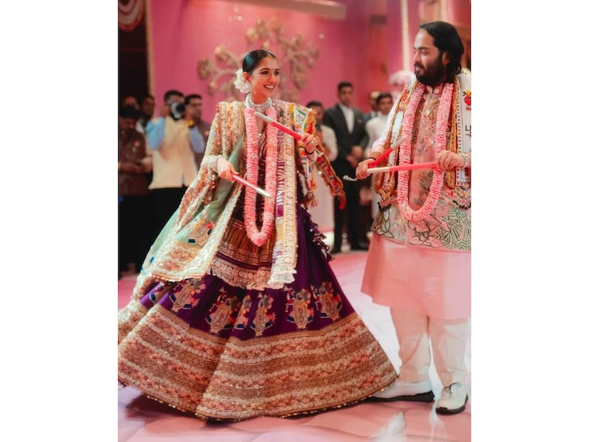 কোকিলাবেন আম্বানি আয়োজিত গরবা অনুষ্ঠানে পরস্পরের হাত ধরে হাজির হন হবু দম্পতি অনন্ত আম্বানি এবং রাধিকা মার্চেন্ট।