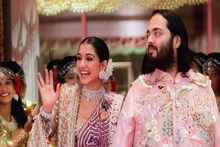 সাদা শাড়িতে একেবারে অনন্য রূপে রাধিকা! দেখুন প্রাকবিবাহ অনুষ্ঠানের অদেখা সব ছবি