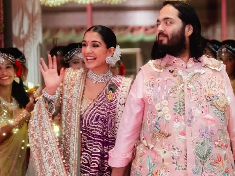 সোনার কাজ করা লাল রঙের কার্ড দিয়ে আমন্ত্রণ জানানো হয়েছিল অতিথিদের। তিন দিনের বিবাহ অনুষ্ঠানের বিবরণ। এই কার্ড এখন সোশ্যাল মিডিয়ায় ভাইরাল। গতকাল, আজ এবং পরশু কোন কোন অনুষ্ঠান থাকবে?