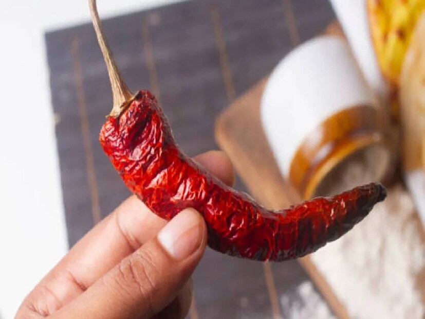 দীর্ঘদিন চাকরির ইন্টারভিউয়ে অসফল হলে পরবর্তী ইন্টারভিউয়ে বেরনোর সময় বাড়ির চৌকাঠের ঠিক বাইরে ৫টি শুকনো লঙ্কা রাখুন৷ তারপর সেগুলি মারিয়ে বের হোন৷ এটি আপনাকে তাৎক্ষণিক সাফল্য এনে দিতে পারে৷