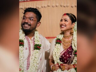 মেরুন বেনারসিতে অপরূপা নববধূ। ধুতি-পাঞ্জাবীতে সুন্দর শোভন। দক্ষিণ ২৪ পরগনার এক রাজবাড়িতে নিয়ম রীতি মেনেই বিয়ে সেরে নতুন যাত্রার পথে পা বাড়ালেন নবদম্পতি।