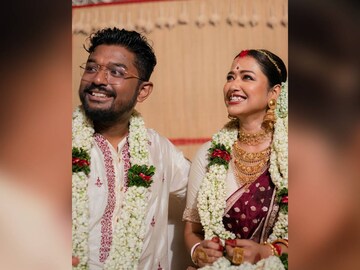 মেরুন বেনারসিতে অপরূপা নববধূ। ধুতি-পাঞ্জাবীতে সুন্দর শোভন। দক্ষিণ ২৪ পরগনার এক রাজবাড়িতে নিয়ম রীতি মেনেই বিয়ে সেরে নতুন যাত্রার পথে পা বাড়ালেন নবদম্পতি।