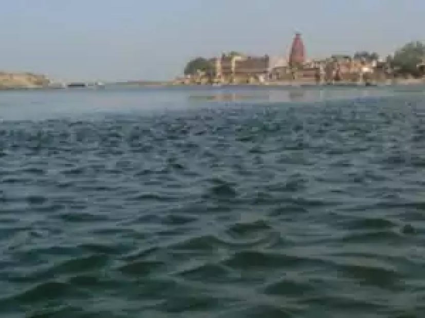 রাঁচির শহরের ব্লকে, আপনি একটি ছোট কূপ দেখতে পাবেন, যাকে রানী চুয়া কূপও বলা হয়। এই ছোট কূপ থেকে ৪৭৪ কিলোমিটার দীর্ঘ স্বর্ণরেখা নদীর উৎপত্তি, যা সরাসরি বঙ্গোপসাগরে পড়েছে।