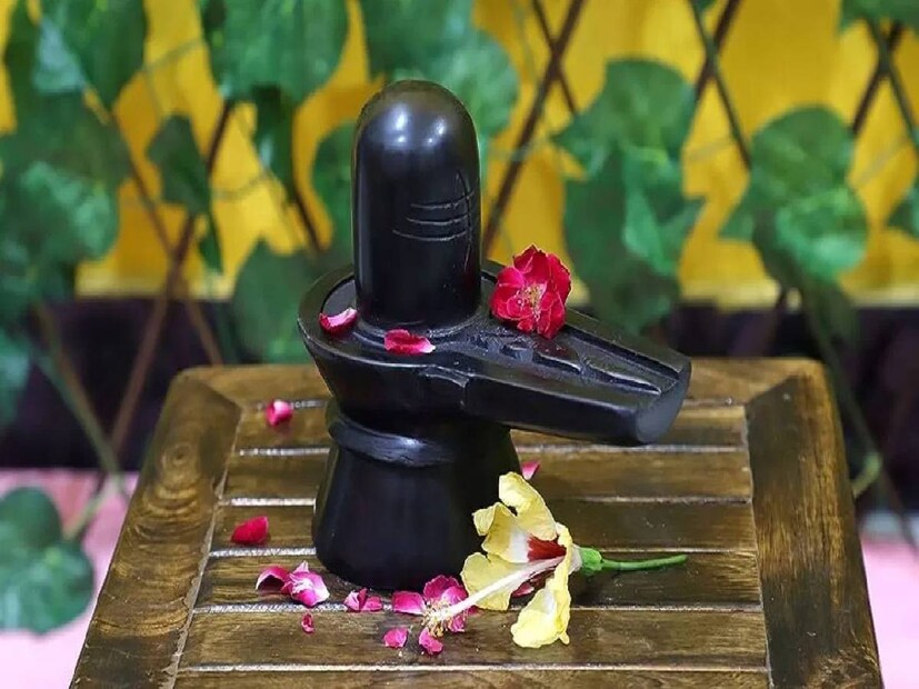 কোন কোন জিনিস মাথায় রাখা উচিত?  বাড়ির কোন দিকে শিবলিঙ্গ রাখা বেশি শুভ? কীসের উপরে শিবলিঙ্গ রাখা উচিত? রয়েছে প্রসাদ সংক্রান্ত নিয়মও৷  উন্নাও পণ্ডিতের জ্যোতিষী ঋষিকান্ত মিশ্র শাস্ত্রী আমাদের জানাচ্ছেন যাবতীয় তথ্য৷