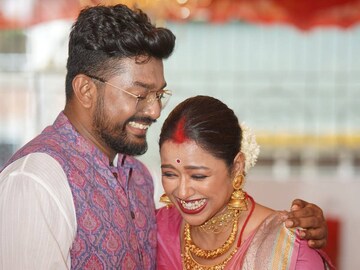 নতুন বৌদিকে কেমন লাগল শোভনের বোন দীপ্সিতার? সোহিনীর রিসেপশনে লোভনীয় বাঙালি মেনু!