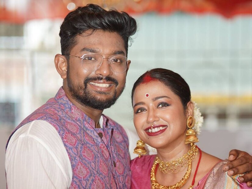 ধবধবে সাদা পাঞ্জাবির সঙ্গে বর্ণিল জওহর কোটে নজর কেড়েছেন গায়ক। বরের সঙ্গে ছবি পোস্ট করে সোহিনী লিখেছেন, ‘আগলে রাখব, যত্নে থাকব’।