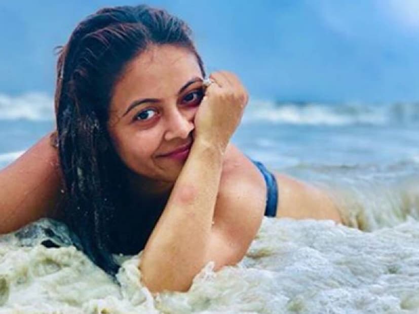মা হতে চলেছেন বাঙালি অভিনেত্রী দেবলীনা ভট্টাচার্য। News18 Showsha-র সূত্রে জানা গিয়েছে, জল্পনা একেবারে সত্যি। স্বামী শানাওয়াজ শেখের সঙ্গে তাঁর প্রথম সন্তানের জন্মের অপেক্ষা করছেন দেবলীনা।