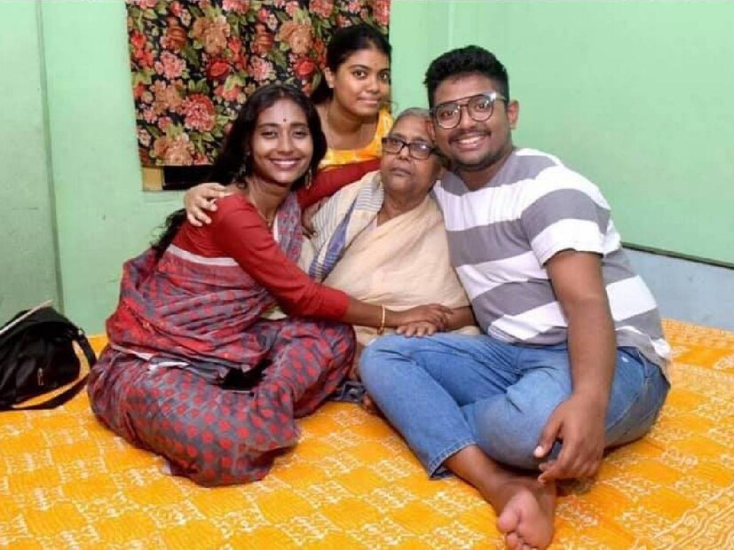 নিউজ18 বাংলাকে দীপ্সিতা বললেন, ‘‘ঘরে যে নতুন সদস্য এসেছেন, তিনি যে এত বড়ড সেলিব্রিটি, সেরকম আবহই তৈরি হয়নি। তার বড় কারণ, আমার আর দাদানের (শোভন) বেড়ে ওঠা আর সোহিনীদির বেড়ে ওঠা অনেকটা এক রকম।’’