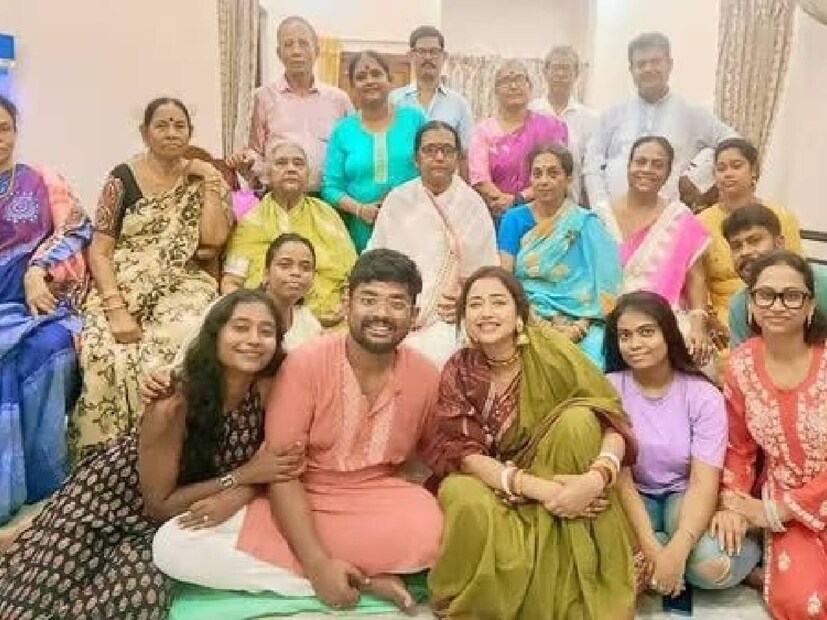 সন্ধ্যার আসরে মেনু কী ছিল? গঙ্গোপাধ্যায় বাড়ি একেবারে বাঙালি খানাপিনায় ভরসা রেখেছেন। তাই ভাতের সঙ্গে ডাল, বেগুনি, পুঁইশাকের ছ্যাঁচড়া, ইলিশ সর্ষে, মাটন, চাটনি, পাপড় আর শেষে মিষ্টিমুখের জন্য সন্দেশ এবং কমলাভোগ। শেষপাতে পান দিয়েই মুখশুদ্ধি।