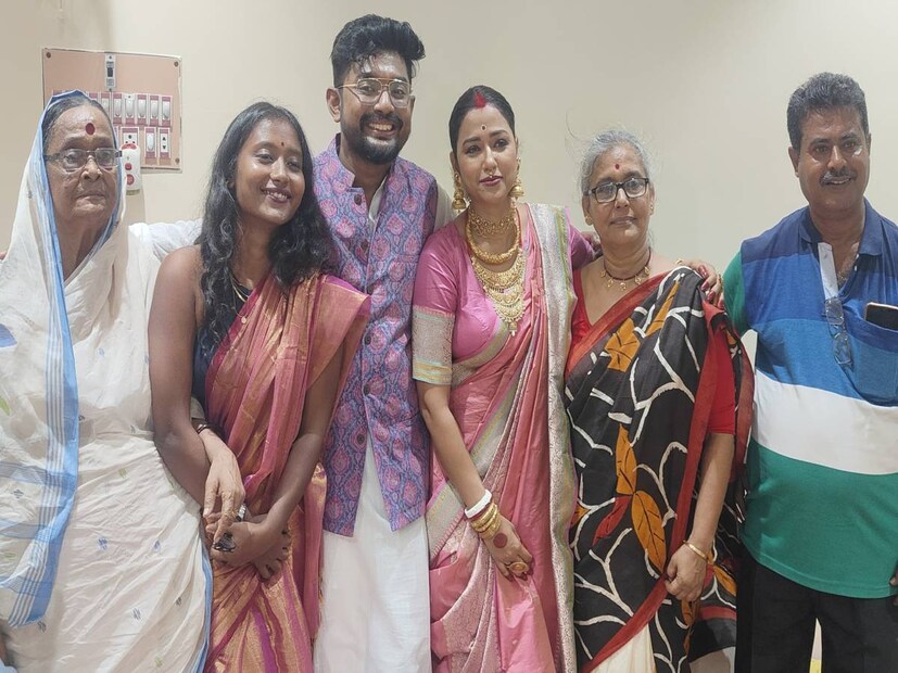 তারপর আজ, বুধবার সকালে ঘরোয়া রীতিতে বৌভাত অনুষ্ঠিত হয়েছে বেলুড়ে শ্বশুরবাড়িতে। আর গৃহপ্রবেশের পর শোভনের পরিবারের সঙ্গে ছবি তুলেছেন সোহিনী। সিপিআইএম নেত্রী দীপ্সিতা ধর সেই ছবি পোস্ট করেন।