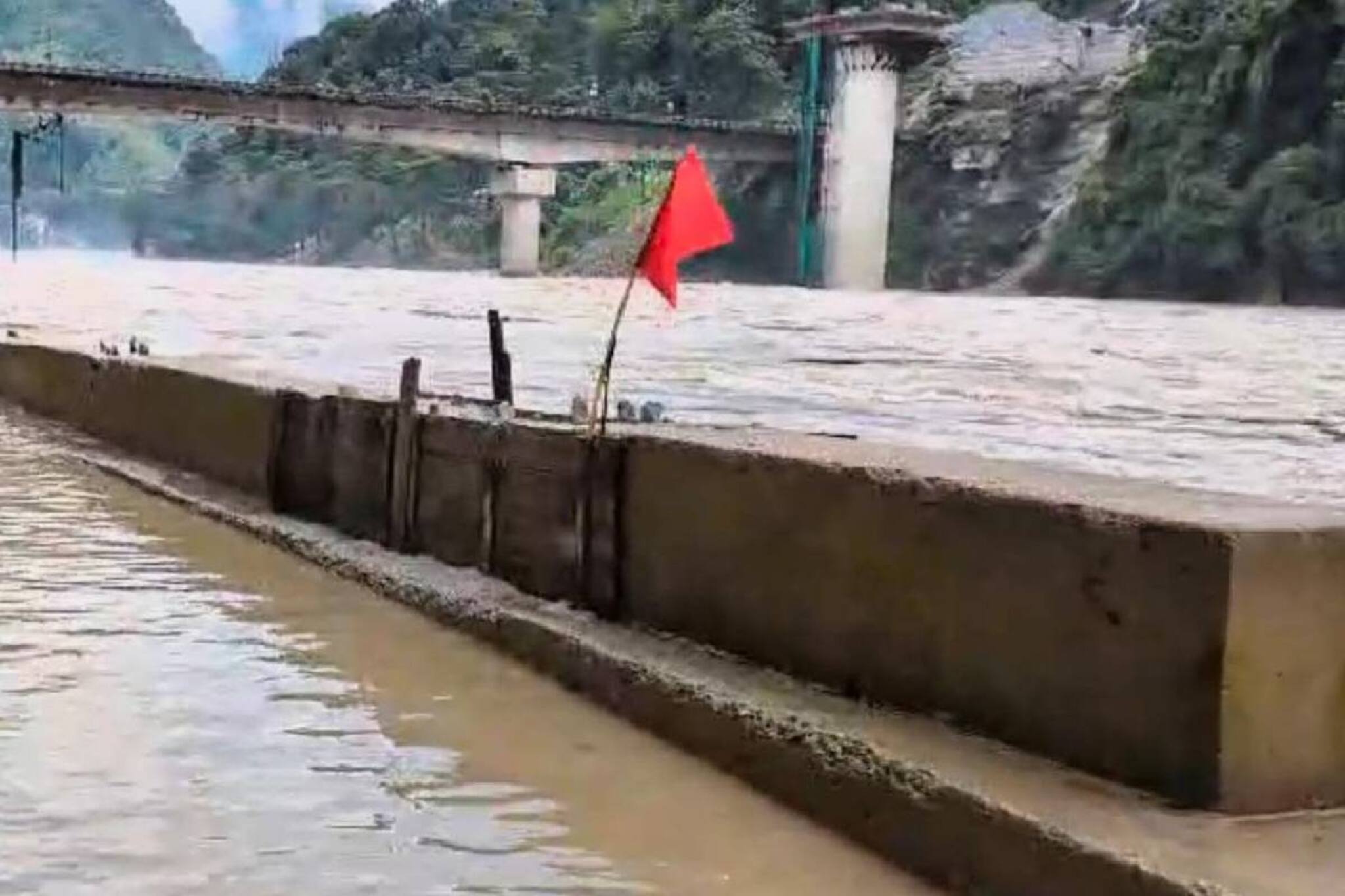 তুমুল বৃষ্টি! জলের তলায় রাস্তা... দার্জিলিং-সিকিমে ভয়াবহ পরিস্থিতিতে প্রাণসংশয়!