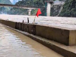 নর্থ সিকিমজুড়ে তুমুল বৃষ্টি! অবিরাম বৃষ্টির জের! ফের জলোচ্ছ্বাস তিস্তায়! আবারও জল উপচে পড়ল তিস্তাবাজারের রাস্তায়। জল থইথই তিস্তাবাজারের রাস্তা।