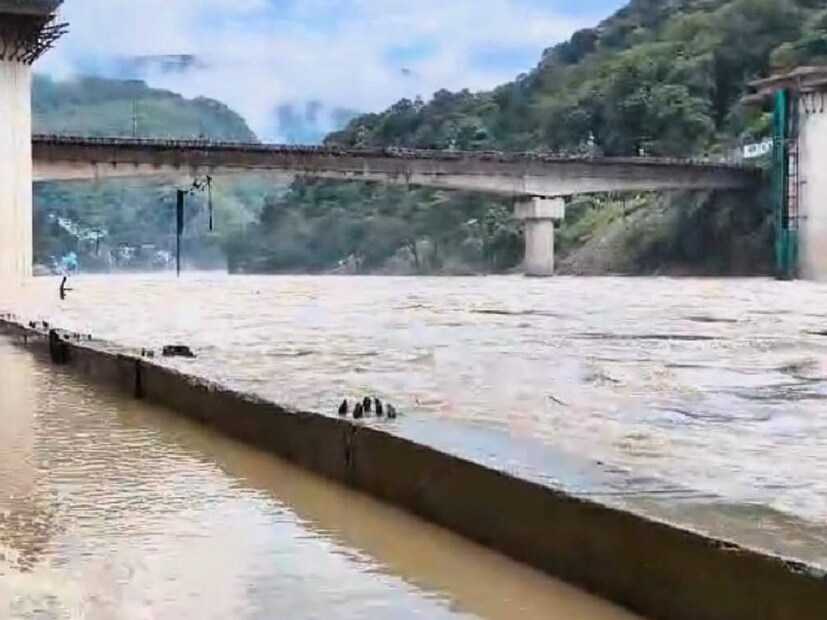 কালিম্পং ও দার্জিলিংয়ের সংযোগকারী ভায়া তিস্তাবাজারের রাস্তা জলের তলায়! ঝুঁকির পারাপার চলছে। প্রশাসনিক অনুমতি ছাড়াই স্থানীয় চালকদের ঝুঁকির পারাপার।