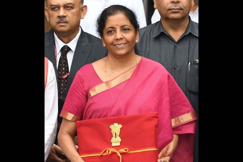 ২০১৯ সালে, অর্থমন্ত্রী একটি গোলাপি রঙের সিল্কের শাড়ি পরেছিলেন। গোলাপি রঙ স্থিতিশীলতা এবং গম্ভীরতার প্রতীক। তাই সেই শাড়ির আকর্ষণও ছিল বিশেষ।