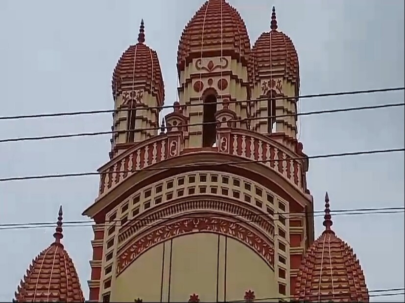 *লোকোমুখে বিশ্বাস, এই মটর কালীবাড়ি দেবী নাকি কখনও কাউকে খালি হাতে ফেরান না। রায়গঞ্জ শহরের সুদর্শনপুর এ অবস্থিত এই মোটর কালীবাড়ি দেখতে দক্ষিণেশ্বরের মতো হলেও আকারে অত বড় নয়। 