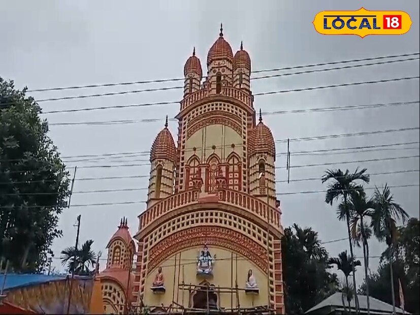 *দক্ষিণেশ্বর কালী মন্দিরে যাননি এমন বাঙালি খুব কমই রয়েছেন। রামকৃষ্ণ এবং কালি নিয়ে বাঙালি বরাবরই আবেগপ্রবণ। তবে অনেকেই রয়েছেন যারা দূর থেকে দক্ষিণেশ্বর দর্শন করতে এখনও পর্যন্ত যেতে পারেনি। তাদের জন্যই এবার সেই একই আদলে একই অবয়ব, বাইরে থেকে এক ঝলক দেখলে মনে হবে এই বুঝি দক্ষিণেশ্বর ভবতারিণীর মন্দিরে এসেছি। প্রতিবেদনঃ পিয়া গুপ্তা। ফাইল ছবি। 
