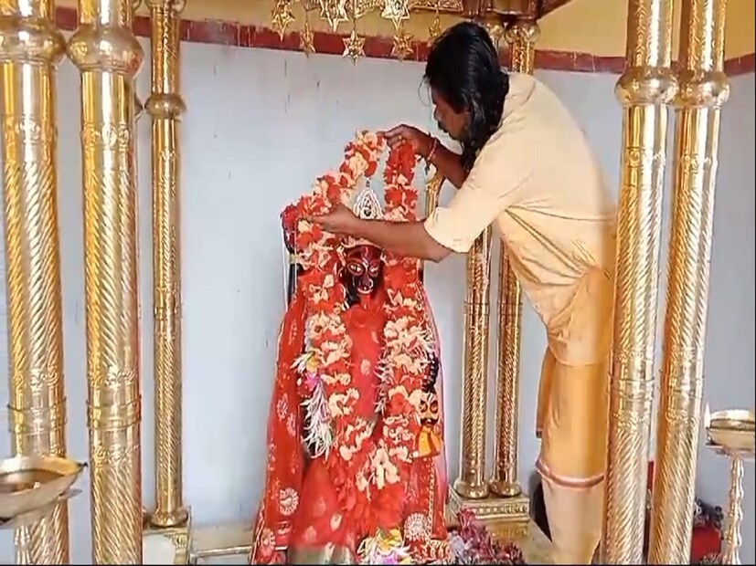 *রায়গঞ্জে দক্ষিণেশ্বর মন্দিরের আদলে তৈরি এই মন্দির দেখতে চোপড়া ইসলামপুর থেকে বহু বয়স্করাও ছুটে আসছেন। অনেকেই হয়তো কলকাতায় যেতে পারেন না বয়সের ভারে দুরে গিয়ে তীর্থ ভ্রমণ করা সম্ভব নয়। তাদের কাছে এখন রায়গঞ্জের এই মোটর কালীবাড়ি হয়ে গেছে দ্বিতীয় দক্ষিণেশ্বর।