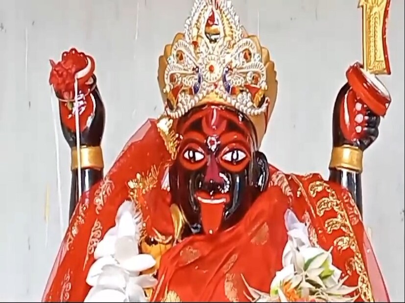*হ্যাঁ, উত্তর দিনাজপুর জেলার রায়গঞ্জে তৈরি হয়েছে দক্ষিণেশ্বর কালী মন্দিরের আদলে তৈরি মোটর কালীবাড়ি। ভক্তি আর ভক্তের জোরেই প্রাণ পায় এই মন্দির চত্বর। 
