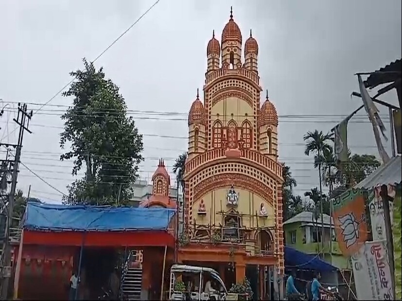 *প্রথমে একটি টিনের ও খড় দিয়ে তৈরি একটি ঘরে মাকে পুজো করা হত।অবশেষে সকলের প্রচেষ্টায় এই মন্দির দক্ষিণেশ্বর মন্দিরের আদলে তৈরি করা হয়েছে। তবে শুধুমাত্র আগামীদিনে ইচ্ছে রয়েছে দক্ষিণেশ্বর মন্দিরের মতোই মায়ের জন্য একটি সিংহাসন তৈরি করে সেখানে মাকে বসানোর। 