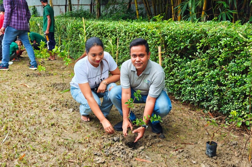 সংস্থার মার্কেটিং হেড পিঙ্কল নন্দী জানান, ‘‘ ২০৩০-এর মধ্যে ৫০ হাজারেরও বেশি গাছ লাগানোর টার্গেট আমাদের রয়েছে ৷ তবে এটা শুধু কলকাতায় নয়, দেশের বিভিন্ন শহরেই এই কাজ করার ইচ্ছা আমাদের রয়েছে ৷ বৃক্ষরোপণের কাজ আমরা অনেক বছর ধরেই করে আসছি ৷ গত বছর নিউটাউন থেকেই আবার শুরু হয়েছে এই কাজ ৷ পরিবেশের কথা মাথায় রেখেই আমাদের এই কাজ শুরু ৷ আশা করি নিজেদের লক্ষ্যে সফল হব আমরা ৷ ’’