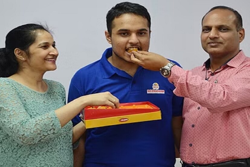 মানসিক চাপ দূর করতে পৌরাণিক উপন্যাস: প্রণব বলেন, “বাবা-মা এবং শিক্ষকরা সবসময় আমার পাশে ছিলেন। আমার প্রতিটা পদক্ষেপে সমর্থন এবং অনুপ্রেরণা জুগিয়েছেন।’’ মানসিক চাপ কাটাতে পৌরাণিক উপন্যাস পড়তেন বলে জানিয়েছেন প্রণব। মাঝে মধ্যে সিনেমাও দেখতেন। তাঁর কথায়, “টপারদের সম্পর্কে যে ধারণা রয়েছে আমি সে রকম নই। টানা পড়াশোনায় আমার খুব একটা আগ্রহ ছিল না। শুধু চেয়েছিলাম প্রয়োজনের সময় যেন শুধু পড়াশোনাতেই মন দিতে পারি।’’ Photo: Collected