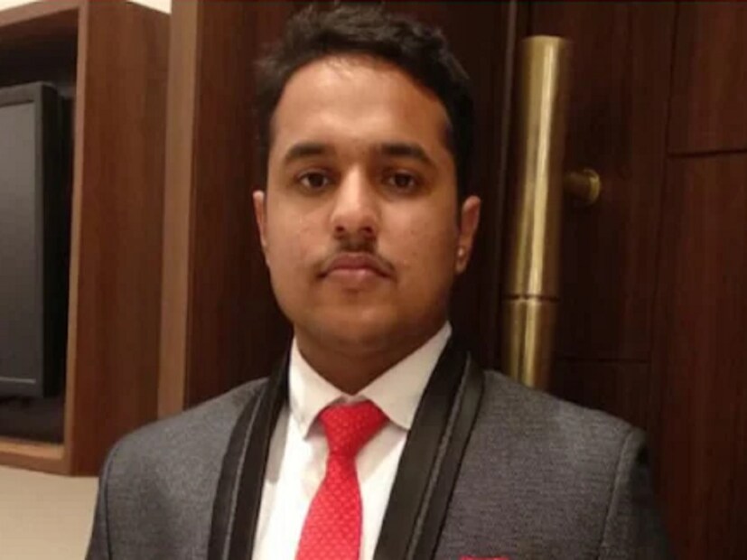 আইআইটি থেকে যাঁরা ইঞ্জিনিয়ারিং পড়ার স্বপ্ন দেখেন, তাঁরা নবম-দশম শ্রেণী থেকেই প্রস্তুতি শুরু করে দেন। কারণ জেইই মেইন এবং অ্যাডভান্সড পরীক্ষায় উত্তীর্ণ হতে হবে। নাহলে আইআইটি-তে পড়ার স্বপ্ন অধরাই থেকে যাবে। চণ্ডীগড়ের বাসিন্দা প্রণব গোয়েল (Pranav Goyal)। মেধাবী ছাত্র। আইআইটি-তে ভর্তির জন্য কঠোর পরিশ্রমই ছিল তাঁর হাতিয়ার। 