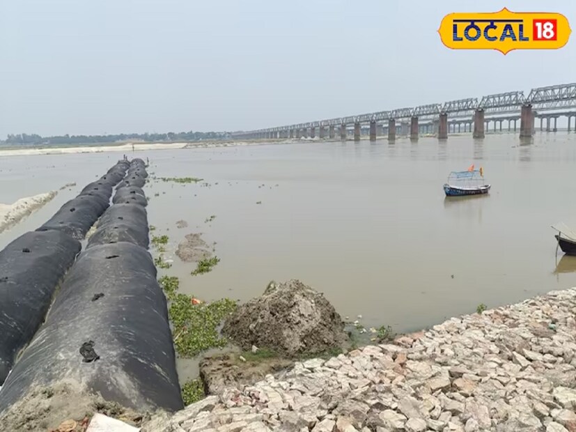 মহাকুম্ভ ২০২৫-এর কারণে প্রয়াগরাজে টানা নতুন নির্মাণের কাজ চলছে। গঙ্গার তীরে পাকা ঘাট এবং ব্রিজ তৈরির জেরে হওয়া গঙ্গার ক্ষয় রোধ করতে জিও ব্যাগ ব্যবহার করা হচ্ছে। যা অনেকটা হলুদ সেতুর মতো দেখাচ্ছে। তবে এটা কিন্তু হাঁটার মতো কোনও সেতু নয়। বরং এটা জিও ব্যাগ। যা দেখে আশ্চর্য হচ্ছেন মানুষ।