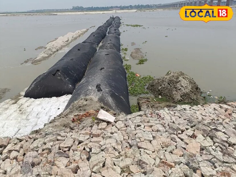 কিন্তু বিষয়টা একেবারেই এমন নয়। কালো রঙের ১০০ মিটার দীর্ঘ এই বস্তু পিপা ব্রিজ বা পিপা সেতু নয়। বরং তা হল জিও ব্যাগ। আসলে নদীর ক্ষয় এবং সংঘর্ষ রোধ করার জন্যই এমনটা করা হয়েছে। এই জিও ব্যাগ তৈরি করার জন্য মজবুত পলিথিনের মতো দেখতে কালো ক্যানভাসে বালি ভরা হচ্ছে। এরপর একটি মেশিনের মাধ্যমে পিপা ব্রিজের মতো সেটিতে গঙ্গাবক্ষে বসিয়ে দেওয়া হচ্ছে। 