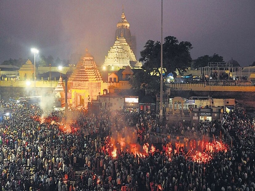 *অভ্যন্তরীণ কোষাগারে প্রায় ৭৪টি স্বর্ণালঙ্কার রয়েছে, যার প্রতিটির ওজন ১০০ 'তোলা'র বেশি। সেখানে সোনা, হীরা, প্রবাল ও মুক্তা দিয়ে তৈরি প্লেট রয়েছে। এ ছাড়া ১৪০টিরও বেশি রুপোর গয়না গচ্ছিত ছিল। সংগৃহীত ছবি।
