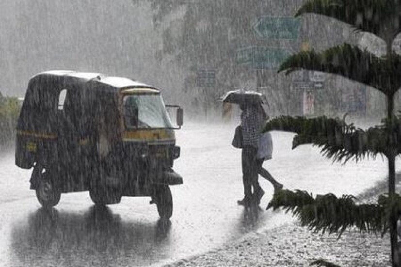 উত্তরবঙ্গে আগামী ২৪ ঘণ্টায় প্রবল বৃষ্টির সম্ভাবনা। ভারী থেকে অতিভারী বৃষ্টি চলবে শনিবার। দার্জিলিং, কালিম্পং, আলিপুরদুয়ার, কোচবিহার, জলপাইগুড়ি জেলায় ভারী থেকে অতিভারী বৃষ্টির পূর্বাভাস। প্রবল বৃষ্টির সতর্কতা দার্জিলিং, জলপাইগুড়ি ও আলিপুরদুয়ার জেলায়। ভারী বৃষ্টির সম্ভাবনা উত্তর দিনাজপুর জেলায় ।