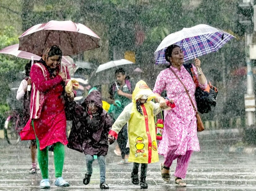 বর্ষাকালে অসতর্ক হওয়া চলবে না:বর্ষাকালে রাস্তায় বেরোলে অনেক সময় আমরা ভিজে যাই। তবে দীর্ঘক্ষণ বাইরে থাকলে সেই পোশাক আর পাল্টানো হয় না। এটি করা উচিত নয়। কারণ এর থেকে ব্যাকটেরিয়া সংক্রমণ হতে পারে। এই প্রসঙ্গে দারভাঙ্গা মেডিক্যাল কলেজের অধ্যাপক সুশীল কুমার বলেছেন যে, আবহাওয়া অনুযায়ী আমাদের সুরক্ষা অবলম্বন করা প্রয়োজন।