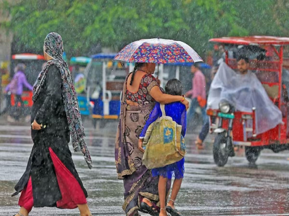 বিগত দিনের তুলনায় সামান্য বেড়েছে তাপমাত্রার পারদ। তবে খুব শিগগিরই স্বস্তির আবহাওয়া থাকবে জেলা পুরুলিয়ায় জানিয়েছে হাওয়া অফিস। ‌দক্ষিণবঙ্গের অধিকাংশ জেলায় বৃষ্টির সম্ভাবনা রয়েছে।