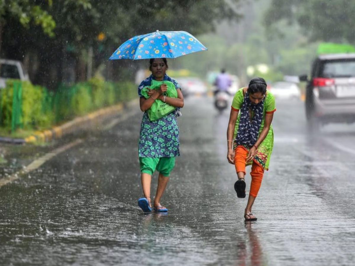 আগামী এক থেকে দুই দিন জেলা পুরুলিয়ায় প্রবল ঝড়বৃষ্টি হওয়ার সম্ভাবনা রয়েছে। ঝড় বৃষ্টির সঙ্গে পাল্লা দিয়ে পরিবর্তন হচ্ছে তাপমাত্রার। ‌ 