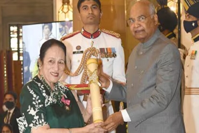 ১৯৮৫ সালে রজনী বেক্টর ১৯৫৬-র কোম্পানিজ অ্যাক্টের অধীনে নিজের সংস্থাকে প্রাইভেট লিমিটেজ কোম্পানি হিসেবে রেজিস্টার করেন। সেই সময় যে সফর শুরু হয়েছিল, তা আজও চলছে। ১৯৯৬ সালে ম্যাকডোনাল্ডসকেও বার্গার বান সরবরাহ করতে শুরু করে। ফলে তাঁর ব্যবসা নয়া উচ্চতায় পৌঁছে যায়। ২০০১ সালে উত্তরপ্রদেশের নয়ডায় একটি ম্যানুফ্যাকচারিং ইউনিট স্থাপন করেন। যা প্রোডাকশন আরও বাড়িয়ে দেয়। ২০০৭ সালে আবার নয়ডা প্ল্যান্টের সম্প্রসারণ ঘটিয়ে প্রোডাকশন আরও বৃদ্ধি করা হয়। 