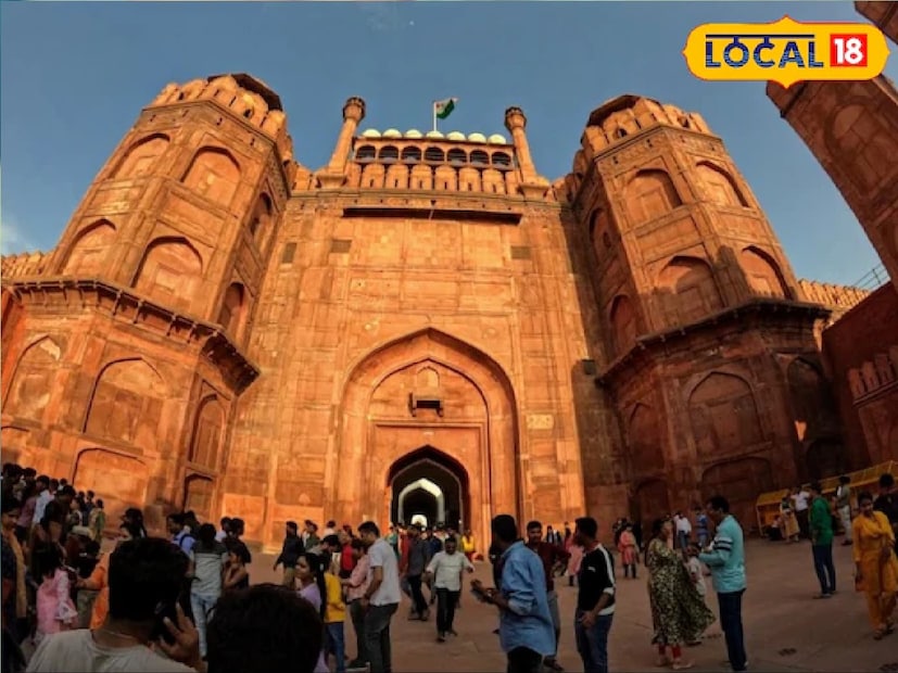 *১৯৪৭ সালের ১৫ অগাস্ট ভারতের প্রথম প্রধানমন্ত্রী পন্ডিত জওহরলাল নেহরু এখান থেকে দেশের স্বাধীনতা ঘোষণা করেন। তারপর থেকে আজ পর্যন্ত প্রতি বছর ১৫ অগাস্ট প্রধানমন্ত্রী লাল কেল্লা থেকে জাতির উদ্দেশে ভাষণ দেন। সংগৃহীত ছবি। 