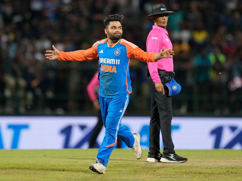 দ্বিতীয় জন হলেন রিঙ্কু সিং। ব্যাট হাতে খুব একটা সফল না হলেও রিঙ্কুর বলের হাতও যে খুব একটা খারাপ নয় তা বোঝা গিয়েছে তৃতীয় টি-২০ ম্যাচে। ভরতের কার্যত হারা ম্যাচে বল করতে এসে ভাগ্য বদলে দেন রিঙ্কু। ১ ওভার বল করে ৩ রান দিয়ে ২ উইকেট নেন তিনি।