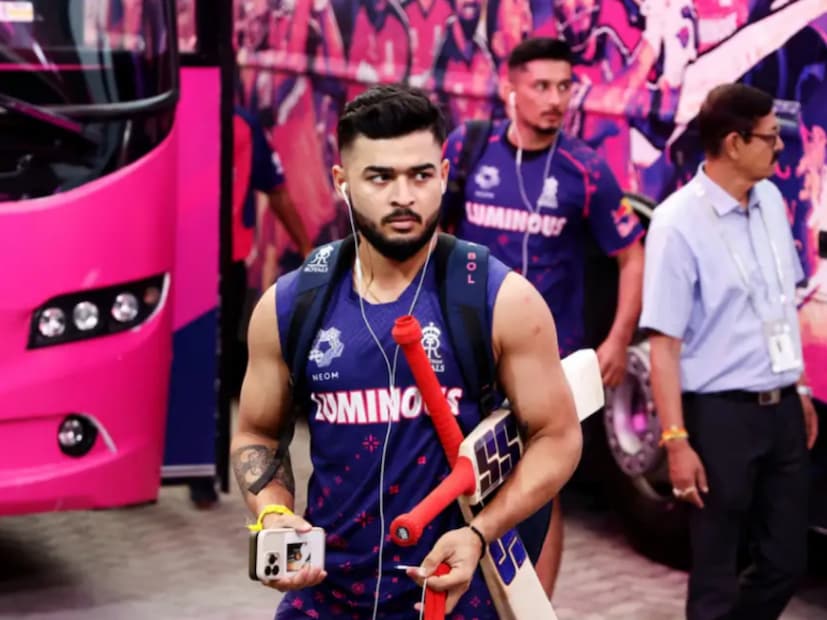 আর সেই ক্রিকেটারের নাম হল রিয়ান পরাগ। কারণ জিম্বাবোয়ে সফরে ভারতীয় দলে সুযোগ পেয়েছেন তিনি। আইপিএলের দুরন্ত পারফর্ম করেছিলেন রিয়ান। ভেবেছিলেন টি-২০ বিশ্বকাপ দলে সুযোগ পাবেন। তা না পেয়ে হতাশও হয়েছিলেন।