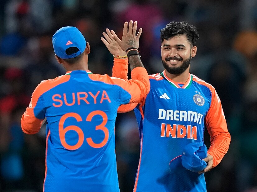 সদ্য সমাপ্ত সিরিজে বল করে ভারতকে ম্যাচ জিতিয়েছেন এমন ৩ জন যাদের বল করতে খুব একটা দেখা যায় না। প্রথম জন হলেন রিয়ান পরাগ। আইপিএলে বিধ্বংসী ব্যাটার হিসেবেই খ্যাত তিনি। প্রথম টি-২০ ম্যাচে চাপের মুহূ্র্তে ১.২ ওভার বল করে ৩ উইকেট নিয়ে ম্যাচ উইনিং পারফরম্যান্স দেন তিনি।