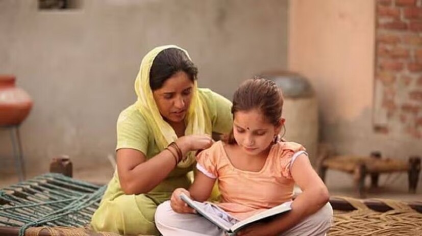 বিনিয়োগ থাকে সম্পূর্ণ নিরাপদ, তবে মুদ্রাস্ফীতিকে টেক্কা দিতে পারে না: সুকন্যা সমৃদ্ধি যোজনা ভারত সরকার সমর্থিত ক্ষুদ্র সঞ্চয় প্রকল্প। ফলে এখানে টাকা থাকে সম্পূর্ণ নিরাপদ। বিনিয়োগ নিয়ে চিন্তা করতে হয় না। বাজারের সঙ্গে যুক্ত না হওয়ায় গ্যারান্টিযুক্ত রিটার্ন মেলে। রিটার্ন সরকারি বন্ড ইল্ডের সঙ্গে যুক্ত, তাই মুদ্রাস্ফীতিকে টেক্কা দিতে পারে না।