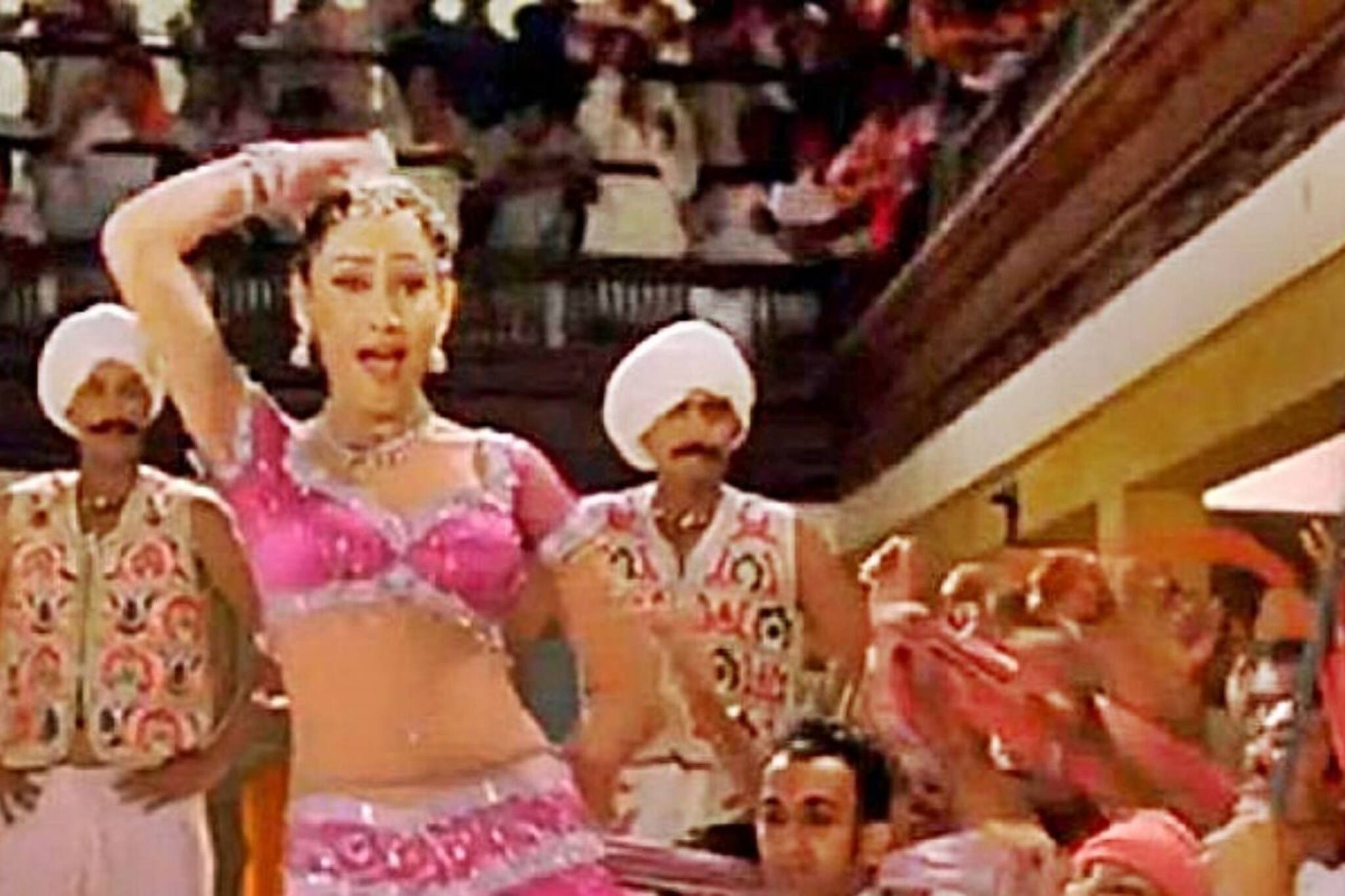 সি-গ্রেড ছবির নায়িকার প্রেমে পাগল ১৮ বছরের বড় হিরো! অভিনয় ছেড়ে এখন যা করেন..