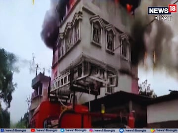 ভীমরুলের চাক ভাঙতে গিয়ে বাড়িতেই আগুন৷ 