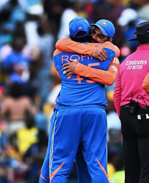 সাউথ আফ্রিকাকে হারিয়ে সদ্য বিশ্বকাপ জিতে উঠেছেন দু’জন। চোখে-মুখে তৃপ্তির হাসি। হাতে ট্রফি নিয়ে মাঠে পাশাপাশি দাঁড়িয়ে ছবি তুলছেন বিরাট কোহলি এবং রোহিত শর্মা। ফ্রেমটা কী রকম?সাউথ আফ্রিকাকে হারিয়ে সদ্য বিশ্বকাপ জিতে উঠেছেন দু’জন। চোখে-মুখে তৃপ্তির হাসি। হাতে ট্রফি নিয়ে মাঠে পাশাপাশি দাঁড়িয়ে ছবি তুলছেন বিরাট কোহলি এবং রোহিত শর্মা। ফ্রেমটা কী রকম?