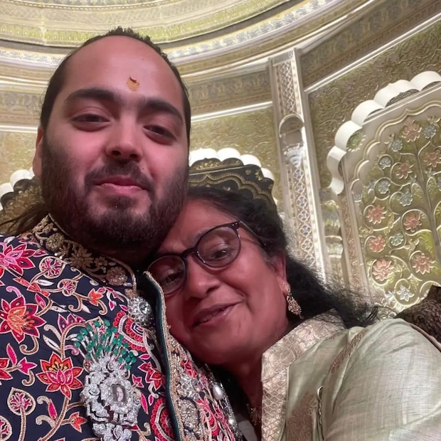 সেই তালিকায় ছিলেন এই মহিলা৷ যিনি অনন্তের বুকে মাথা রেখে ছবি তোলেন৷ মুকেশ আম্বানির সঙ্গেও ছবি তোলেন৷ এমনকি অনন্ত-রাধিকা ও নীতা আম্বানির অর্থাৎ গোটা আম্বানি পরিবারের সঙ্গেই তাঁর ছবি৷ 
