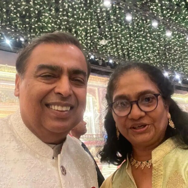 এককথায় দেখে বোঝা যায় যে তিনি এই পরিবারের খুবই কাছের মানুষ৷ 
