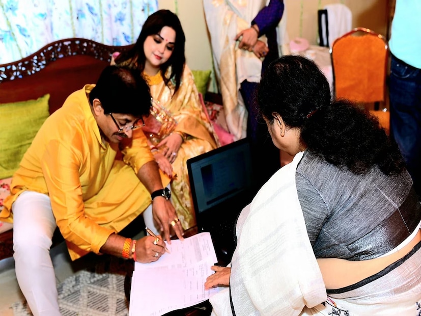 রবিবারই ফের জীবনের নতুন ইনিংস শুরু করলেন সৌরভ গঙ্গোপাধ্যায়ের দাদা স্নেহাশিস। দ্বিতীয় স্ত্রী-র নাম অর্পিতা চট্টোপাধ্যায়৷ দুদনেই হলুদ রঙা পোশাক পরে এদিন মালাবদল সারলেন। হল বিয়ের রেজিস্ট্রি। Photo- Collected
