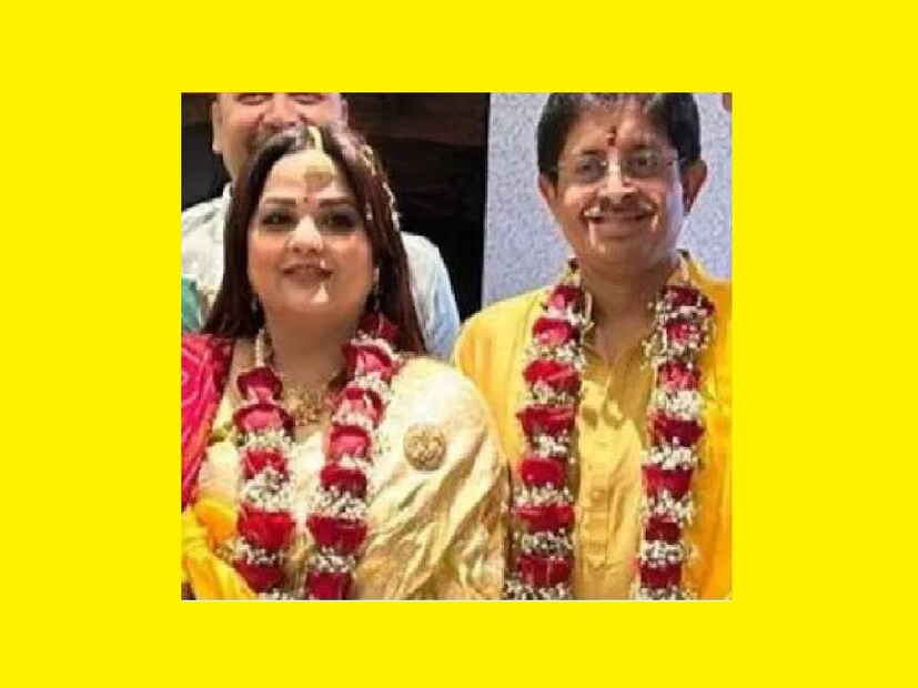 এবার সামনে এল স্নেহাশিস গঙ্গোপাধ্যায়ের রেজিস্ট্রি বিয়ের আরও একটি ফটো৷ যেখানে নতুন বর বউকে  গলায় লাল গোলাপের মালা পরে৷ যে ছবিতে দুজনেরই মুখে একটা গ্লো দেখা যাচ্ছে৷ Photo- Collected