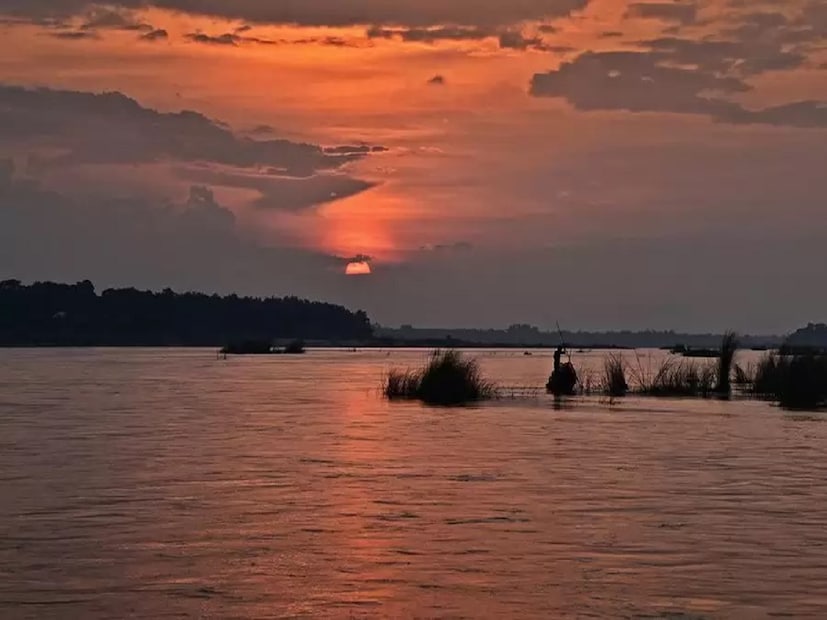 আজ তেমনই একটি প্রশ্ন আপনাদের সামনে তুলে ধরা হল। বলুন তো, পশ্চিমবঙ্গের বা বাংলার দুঃখ কাকে বলে? জানেন এই প্রশ্নের উত্তর? বাংলার দুঃখ বলা হয় এমন একটি জিনিসকে, যা শুনলে আপনি চমকে উঠবেন। 
